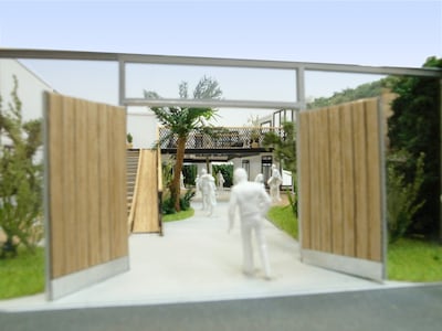 「代々木VILLAGE by kurkku」エントランスをイメージした模型。白木のドアがつけられ、周辺とは別空間を演出する。