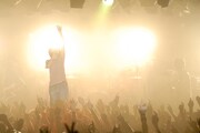 写真は「『カルピスウォーター』presents aiko Special Live」東京公演の模様。これがaikoにとって初の渋谷CLUB QUATTROライブとなった。