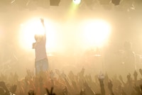 写真は「『カルピスウォーター』presents aiko Special Live」東京公演の模様。これがaikoにとって初の渋谷CLUB QUATTROライブとなった。