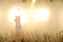 写真は「『カルピスウォーター』presents aiko Special Live」東京公演の模様。これがaikoにとって初の渋谷CLUB QUATTROライブとなった。