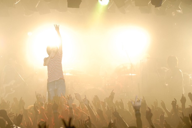写真は「『カルピスウォーター』presents aiko Special Live」東京公演の模様。これがaikoにとって初の渋谷CLUB QUATTROライブとなった。