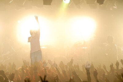 写真は「『カルピスウォーター』presents aiko Special Live」東京公演の模様。これがaikoにとって初の渋谷CLUB QUATTROライブとなった。