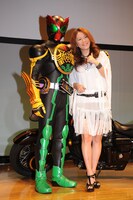 仮面ライダーオーズと大黒摩季。(C)2010 石森プロ・テレビ朝日・ADK・東映