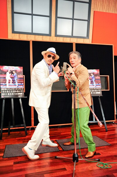 横山剣（写真左）と堺正章（右）、ハンサムなプレイボーイの世代を超えたコラボが実現。