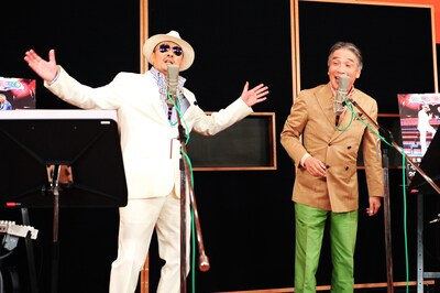 高らかに歌い上げる剣＆マチャアキ。