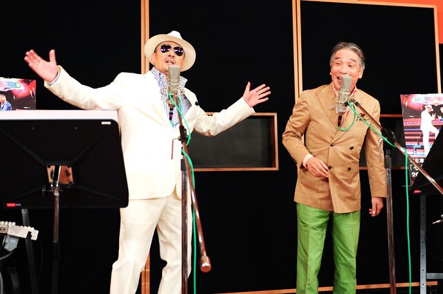 高らかに歌い上げる剣＆マチャアキ。