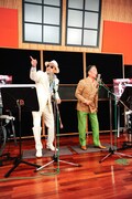 おどけたポーズを随所に盛り込む剣&マチャアキ。