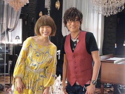 スタジオライブ収録時のスガシカオ（写真右）とSalyu（左）。