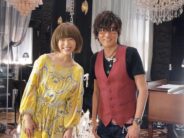 スタジオライブ収録時のスガシカオ（写真右）とSalyu（左）。