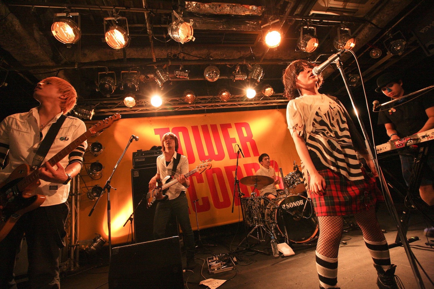 「Y!E!S!」の収録曲「道」が高橋瞳“Hello”H ZETT Mのコラボ曲「プールサイド」であることは、8月24日に行われた高橋瞳のインストアライブ中に発表された（写真はライブの模様）。