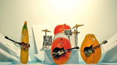 写真は新曲「バルコニー」ビデオクリップより。