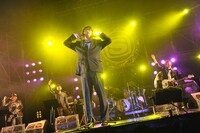 今年の人気の画像17位は「岡村靖幸『SWEET LOVE SHOWER』で濃厚復活ライブ」より、岡村靖幸。