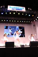 「天使のしっぽ」を歌う上野圭澄、木本花音、柴田阿弥（写真左から）。