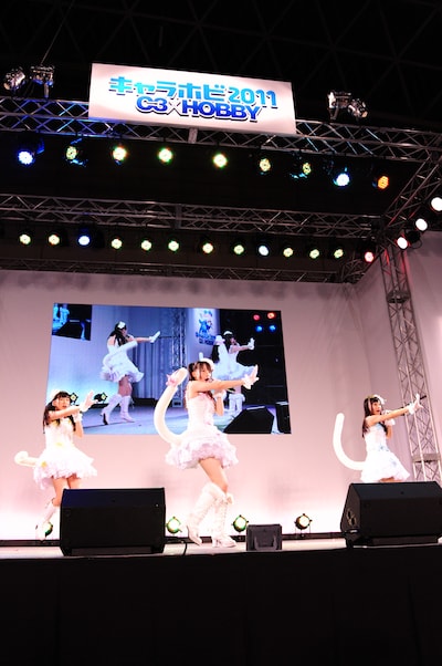 「天使のしっぽ」を歌う上野圭澄、木本花音、柴田阿弥（写真左から）。