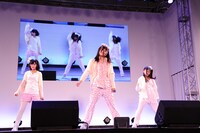 「パジャマドライブ」を歌う間野春香、山下ゆかり、都築里佳（写真左から）。