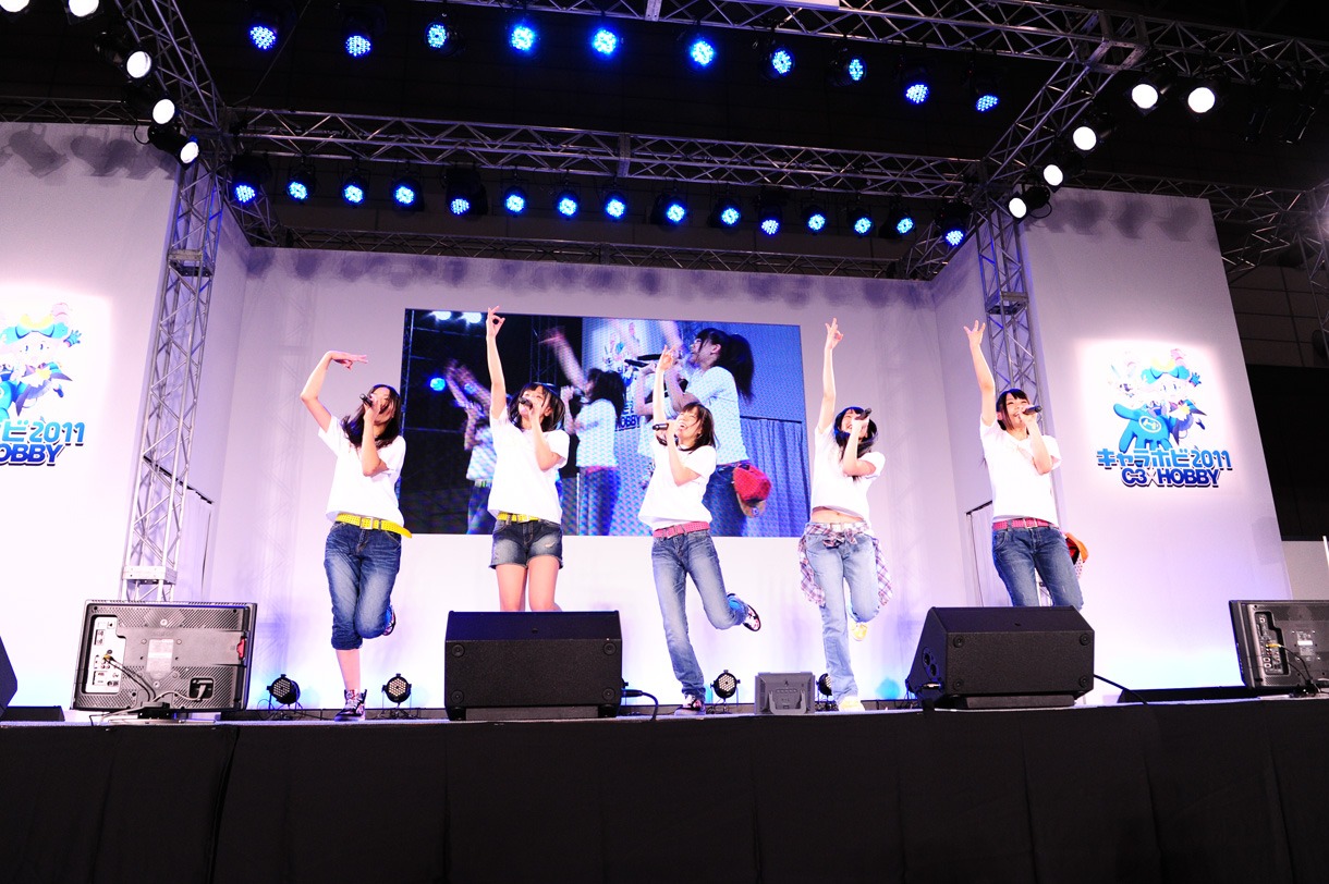 MCの途中、突如アカペラで歌い出す山田恵里伽、酒井萌衣、梅本まどか、小林亜美、竹内舞（写真左から）。