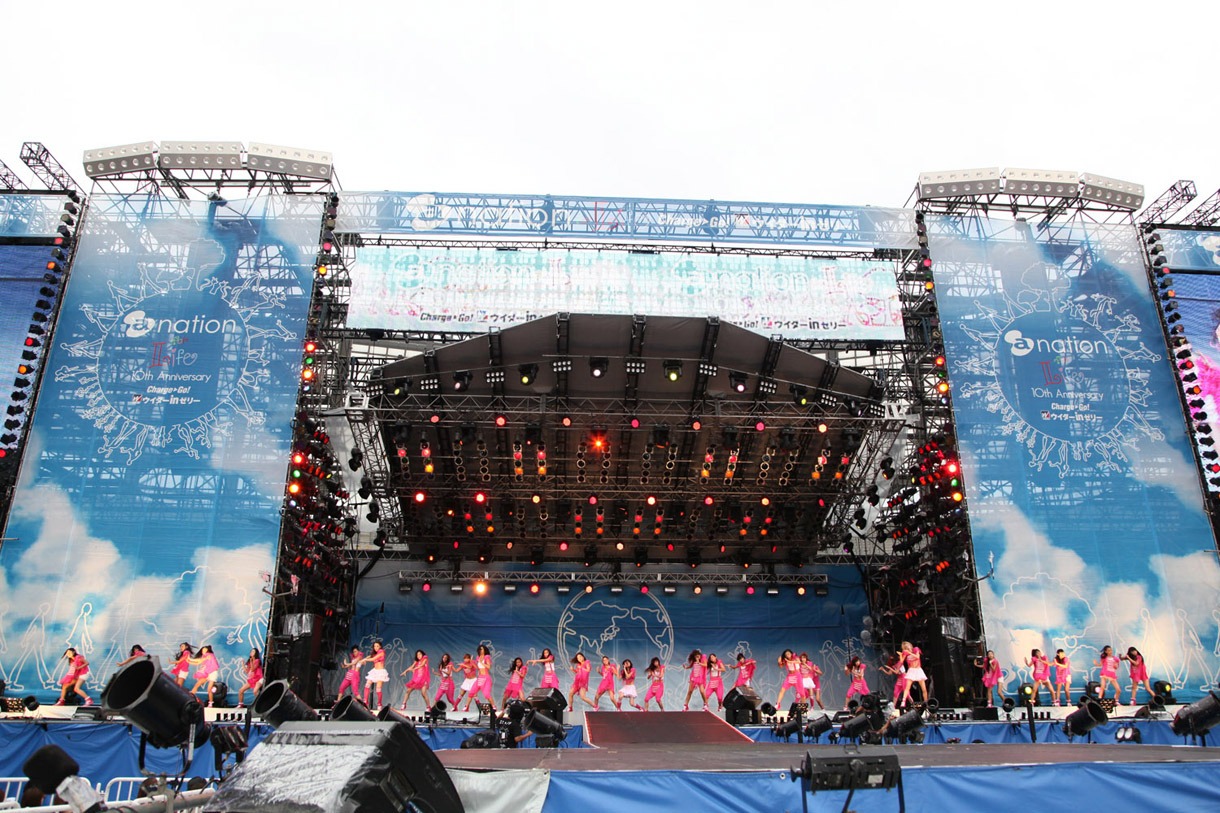 Dream、Happiness、FLOWERの3組からなるE-Girls。