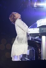 ピアノを弾くYOSHIKI。