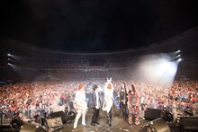 Xポーズを決めるX JAPANの5人。