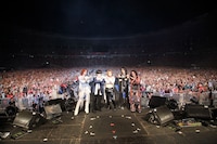 今週の人気の画像6位は「X JAPAN『a-nation』東京公演で5万人とスタジアム揺らす」より、Xポーズを決めるX JAPAN。