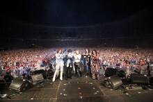 ライブ終了後に観客とXポーズを決めるX JAPANの5人。なおX JAPANは「a-nation」の出演料全額を復興チャリティに寄付することを発表している。