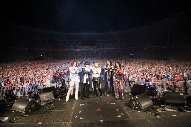 ライブ終了後に観客とXポーズを決めるX JAPANの5人。なおX JAPANは「a-nation」の出演料全額を復興チャリティに寄付することを発表している。