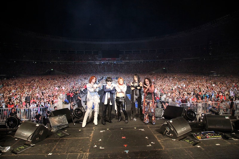 ライブ終了後に観客とXポーズを決めるX JAPANの5人。なおX JAPANは「a-nation」の出演料全額を復興チャリティに寄付することを発表している。