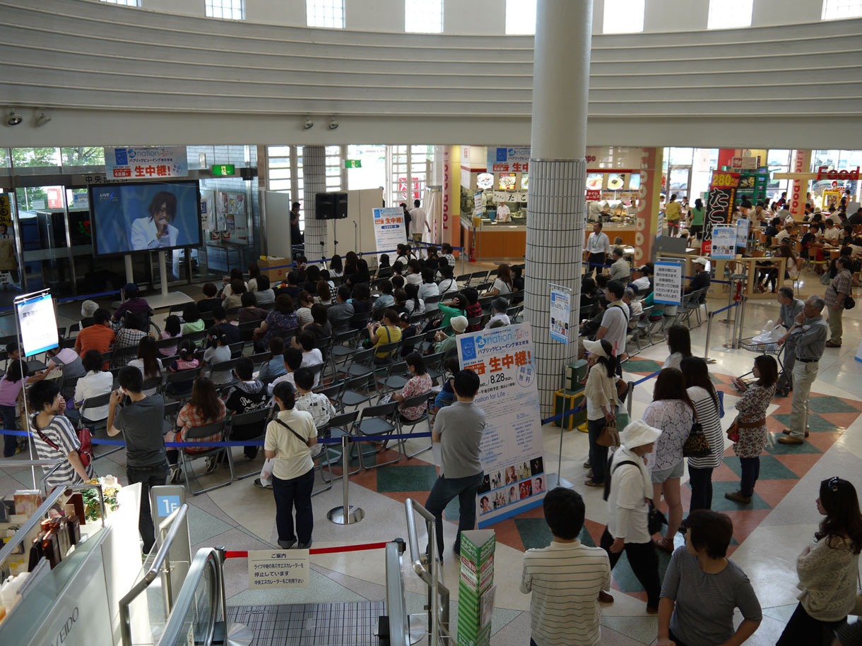 「a-nation」東京公演2DAYSでは、東日本大震災で大きな被害を受けた被災3県（岩手、宮城、福島）のイトーヨーカドーにて無料パブリックビューイングを実施。写真は8月27日イトーヨーカドー花巻店でのライブ生中継の様子。