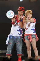 浜崎あゆみ（写真右）はAAAの浦田直也（写真左）との共演も披露。