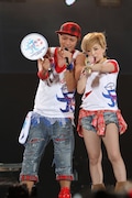 浜崎あゆみ(写真右)はAAAの浦田直也(写真左)との共演も披露。