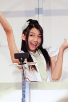 お題「キメ顔」に挑戦する磯原杏華。