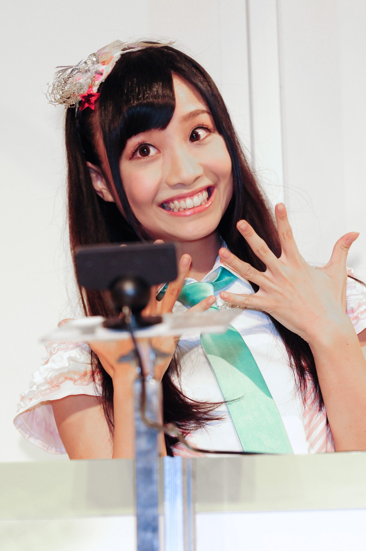 お題「キメ顔」に挑戦する柴田阿弥。 - SKE48、キャラホビで「二次元