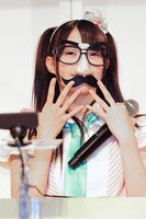 お題「面白顔」に挑戦する木本花音。