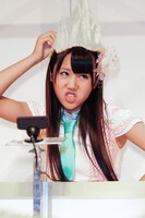 お題「面白顔」に挑戦する原望奈美。