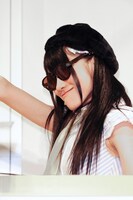 お題「もっと面白顔」に挑戦する小林亜美。