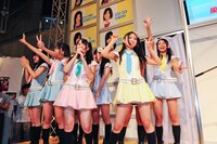 ゲームに勝利して勝ちどきを上げる紅組メンバー。