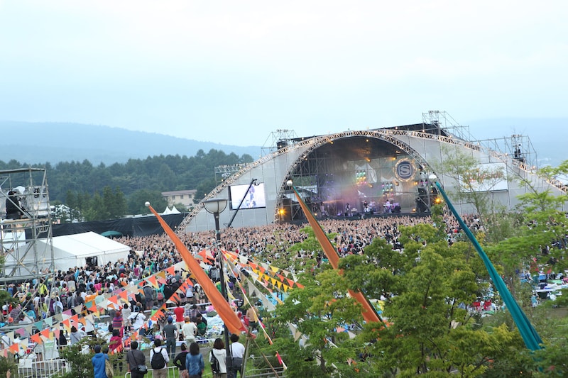 「SWEET LOVE SHOWER 2011」のメインステージ「Lakeside stage」の全景。