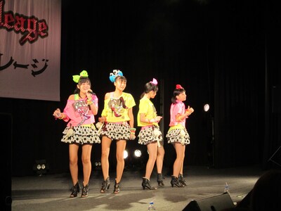 シングル「有頂天LOVE」購入者特典イベントの様子。