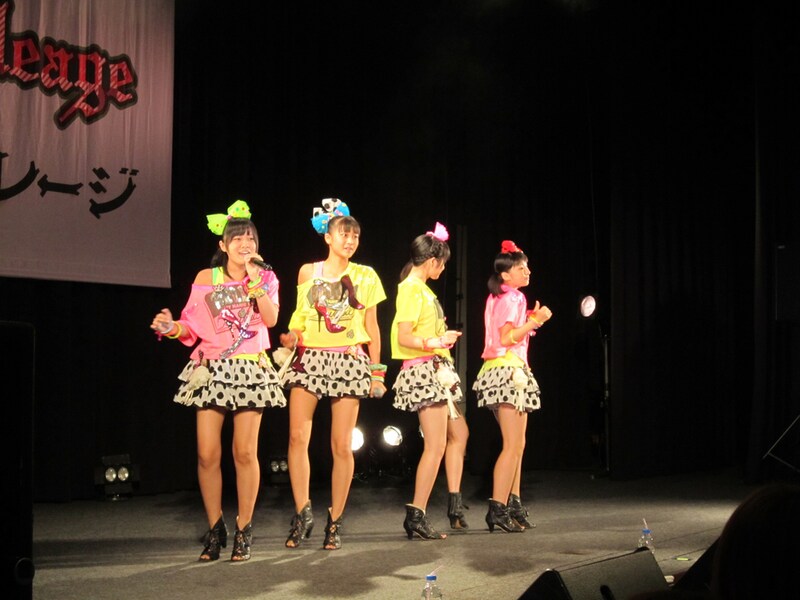 シングル「有頂天LOVE」購入者特典イベントの様子。