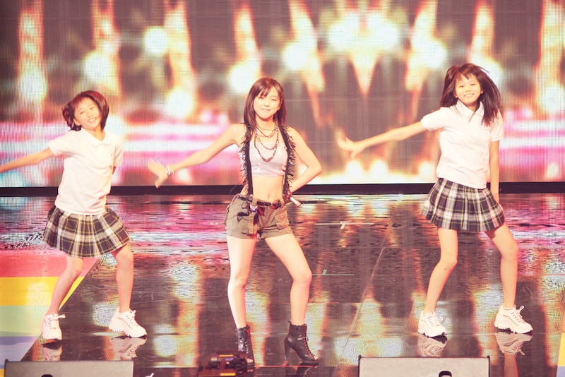 真野恵里菜（中央。写真は8月27日のHOT STAGEより）