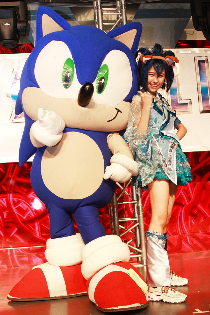 ソニック・ザ・ヘッジホッグ(写真左)とソニック・ザ・しおりん(右)の夢の共演。