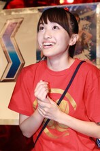 笑顔で接客する「はるえ商店」の看板娘、百田夏菜子。