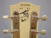 ヘッド部に入れられた民生の直筆サイン。