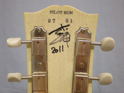 ヘッド部に入れられた民生の直筆サイン。