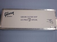 「Okuda Tamio Les Paul OT Special」ケース。こちらにも民生のサインが。