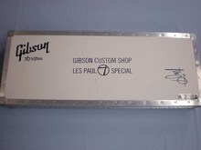 「Okuda Tamio Les Paul OT Special」ケース。こちらにも民生のサインが。