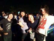 写真はスピッツ主催のライブイベント「新木場サンセット2011」打ち上げ時に撮影されたオフショット。左から鈴木圭介（フラワーカンパニーズ）、草野マサムネ（スピッツ）、曽我部恵一、志磨遼平（毛皮のマリーズ）。