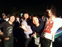 写真はスピッツ主催のライブイベント「新木場サンセット2011」打ち上げ時に撮影されたオフショット。左から鈴木圭介（フラワーカンパニーズ）、草野マサムネ（スピッツ）、曽我部恵一、志磨遼平（毛皮のマリーズ）。