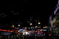 「永遠の街-THE "NOISE" CITY-」を歌う出演者たち（写真：今元秀明）。