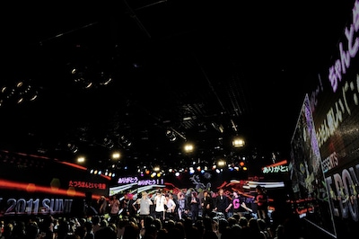 「永遠の街-THE "NOISE" CITY-」を歌う出演者たち（写真：今元秀明）。